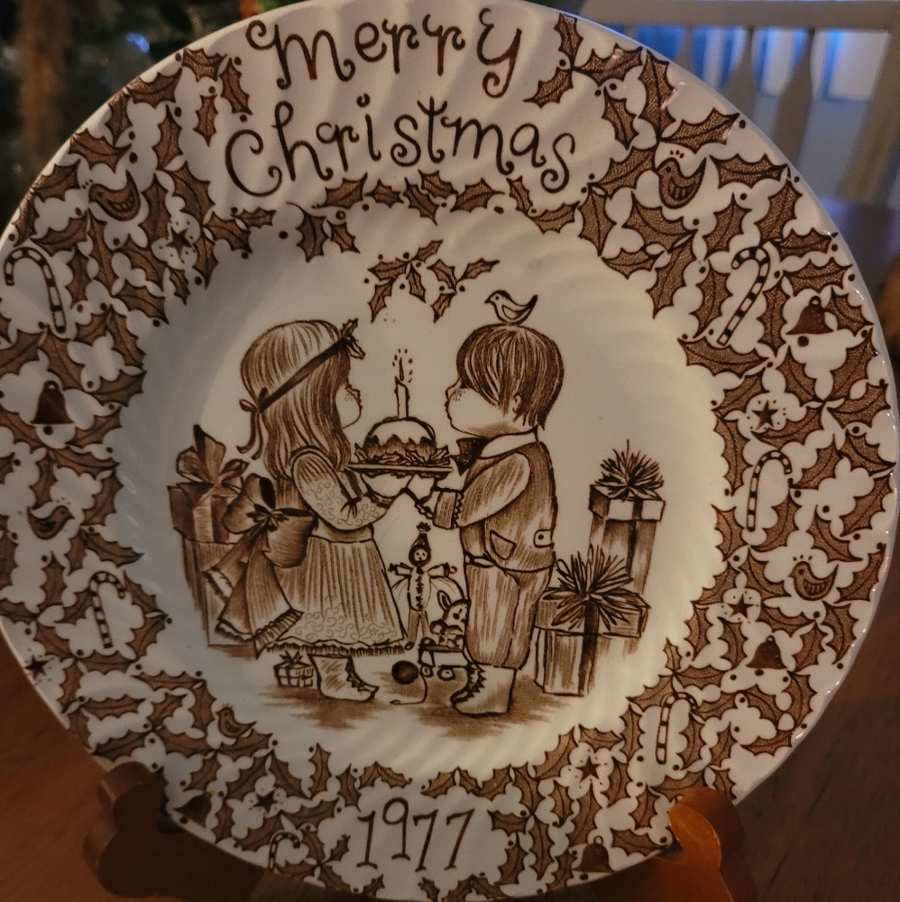 Royal Crown Ford Norma Sherman Merry Christmas plate